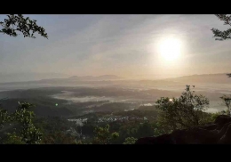 Pemandangan dari atas Bukit Gunung Gambar. (Diambil dari Google Maps: Sumali R