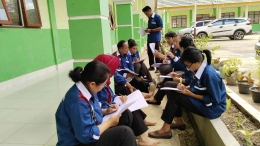 Calon Guru Pengerak Angkatan 9 Kabupaten Tana Toraja sedang mempersiapkan simulasi supervisi akademik. Sumber: dok. pribadi