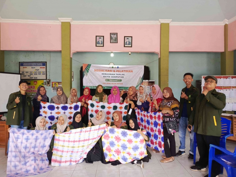 17/2/2024, Pelatihan Kerajinan Batik Jumputan dari KKN UNISNU Jepara bersama Ibu-ibu PKK 