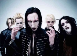 Marilyn Manson dan band | sumber : www.myimmortal.fandom.com