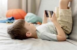 Penggunaan smartphone pada anak|freepik.com