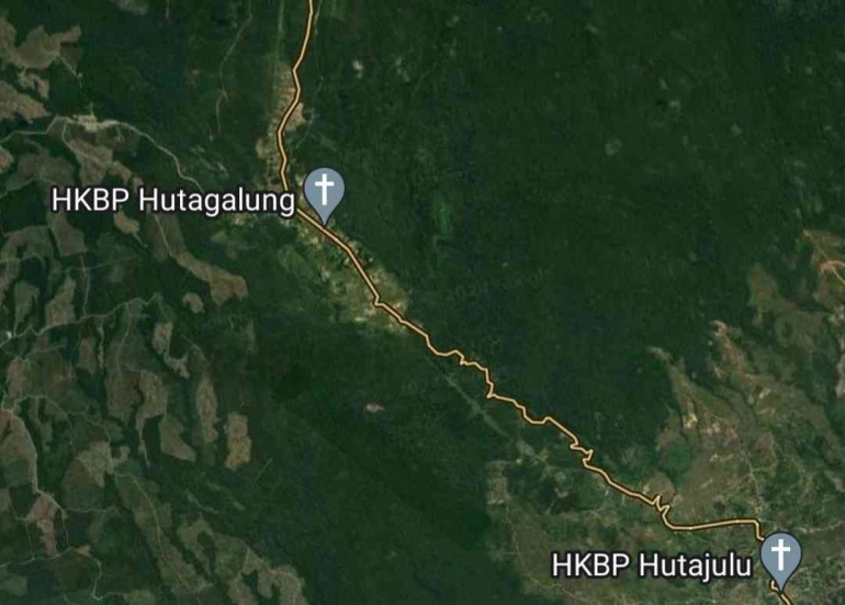 Peta lokasi Desa Hutajulu, Pollung Humbahas (atas). Dolok Partangisan membentang antara HKBP Hutajulu dan HKBP Hutagalung, dengan vegetasi hutan (bawah) (Sumber: Google Map