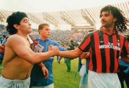 Pemain keturunan Indonesia, Ruud Gullit, saat masih memperkuat AC Milan bersalaman dengan Diego Maradona. (Instagram @ruudgullit)
