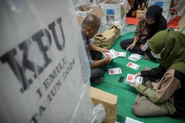 Ilustrasi petuga KPPS sedang melakukan setting packing logistik Pemilu 2024. Sumber Gambar: Kumparan.com