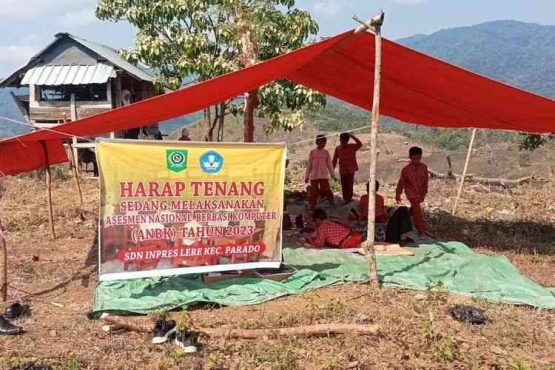 Siswa SD Inpres di Desa Lere, Kecamatan Parado, Kabupaten Bima melakukan ANBK di atas bukit pegunungan. (Kompas.com/Dok. Abdul Khalik)