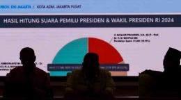 KPU melakukan rekapitulasi nasional hasil pemilu di kantor KPU di Jakarta, 15 Februari 2024 (BAY ISMOYO / AFP via voaindonesia.com)