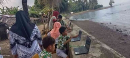 Siswa SDN Sigela melaksanakan ANBK di daerah yang sulit akses internet. (Dokumentasi Ocid Adit/via Fauji Yamin)