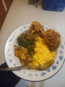 Makan dengan nasi jagung dan lawuknua I Sumber Foto : dokpri
