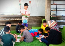 Anak-anak mengumpulkan referensi untuk membuat cerita mengasyikan, Minggu, 18 Februari 2024 di Microlibrary Babakansari (Foto: Teg