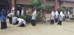  Foto Siswa  SMA Negeri 1 Lhokseumawe  sedang  Melakukan  Gotong royong  15 Menit  Sebelum  Belajar : Dokumen Pribadi 