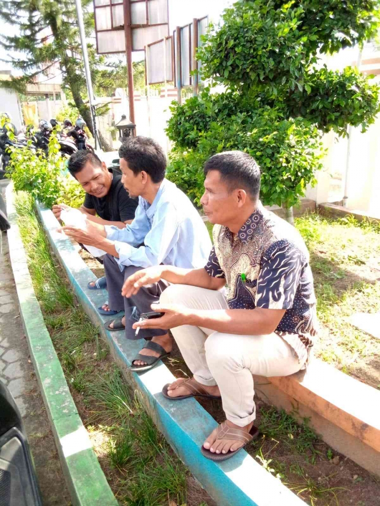 Para saksi partai sedang istirahat saat rekapitulasi suara di PPK Lubuk Alung. (foto dokpri)