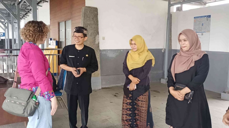 Dokpri. Kepala SMAN 3 Banjar, Dr. Endang Mulyadi, didampingi para Wakasek, melepas kepulangan Mrs. Shellee di stasiun Kota Banjar. 