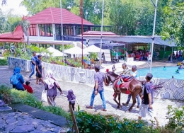 Wisata naik kuda, cukup 10 ribu rupiah dari tempat mangkal sampai pintu gerbang, dan kembali ke tempat mangkal.(dokpri).