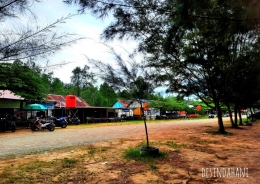 Beberapa kedai/warung yang berada di sekitar Pantai Nipah-nipah, Kalimantan Timur | Sumber: Foto Desy Hani
