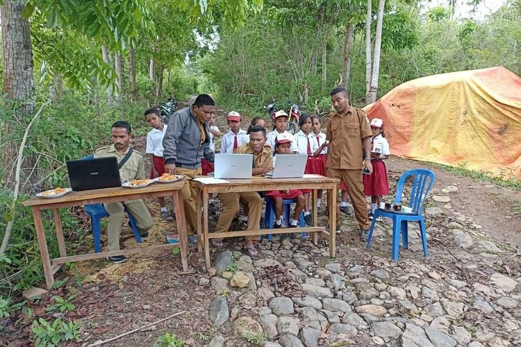 Tantangan pemerataan pendidikan berkualitas yang berjibaku dengan masih belum merata akses internet di penjuru Indonesia. (Dok Orangtua Marselinus Ekung via Kompas.com)