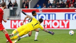 Foto: Amine Adli mencetak gol kedua Leverkusen (Reuters) 