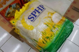 Beras SPHP Bulog dijual di minimarket (foto: widikurniawan)
