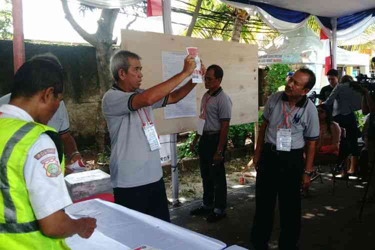 Ilustrasi gambar para petugas Pemilu yang bertugas di TPS | Dokumen Foto Via Kompas.com