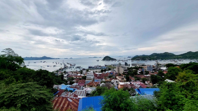 Water Front dan sekitarnya, dari Puncak Waringin (Foto: Theodolfi)