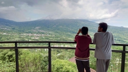 Tersedia teropong bagi pengunjung yang ingin menyaksikan dengan lebih jelas panorama gunung Merapi./Dok Pribadi