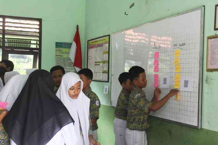Memberikan konfirmasi tentang kebenaran dan kecocokan pertanyaan dan jawaban yang melakukan presentasi