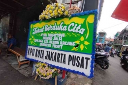 Karangan bunga untuk petugas KPPS yang meninggal dunia. (kompas.com/Xena Olivia)