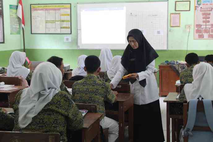 Guru membagi kartu pertanyaan dan kartu jawaban