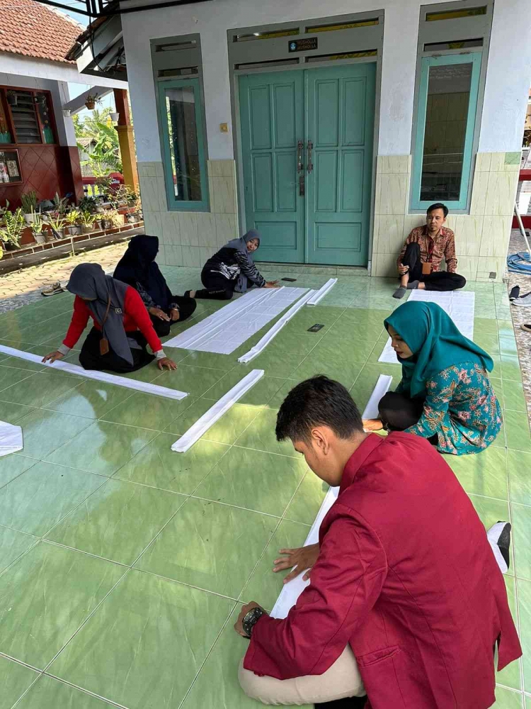Pembuatan pola awal batik celup shibori bersama para guru/Dokpri