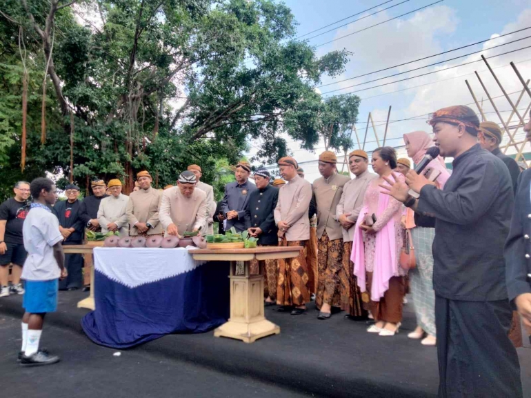 Wakil walikota Surakarta Teguh Prakoso meracik jenang untuk Abel Siswa SMP Marsudirini St.Theresia Surakarta asal Papua, ditemani KGPAA Mangkunegara X