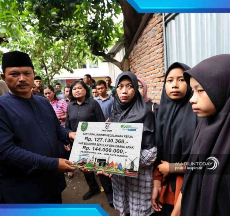 Bapak Walikota Madiun,Dr. Maidi menyerahkan santunan secara simbolis kepada keluarga petugas Satlinmas yang meninggal (foto : madiuntoday.id)