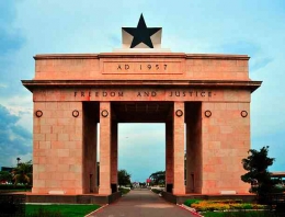 Independence Arch di Accra, ibukota Ghana. (sumber: iStock)