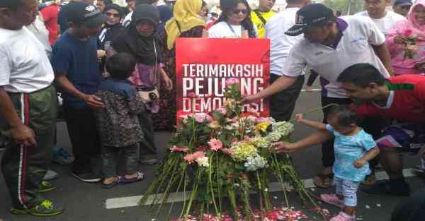 Acara tabur bunga TKN Milenial Jokowi-Ma'ruf di Bundaran HI, Jakarta Pusat, Minggu (28/4/2019). (Foto: iNews.id/Ilma De Sabrini)Download aplikasi Inew
