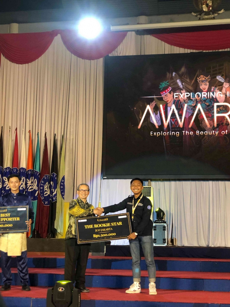 Ketua Umum Jakarta Community menerima penghargaan