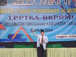 Ketua DPD Kabupaten Tuban Ust. Subhan memberikan kata sambutan pada acara wisuda akbar kecamatan Singgahan. Dokpri.
