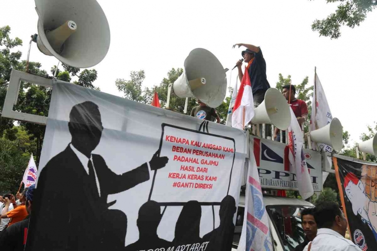Ilustrasi Serikat Pekerja BUMN menggelar aksi unjuk rasa di kantor Kementerian BUMN (KOMPAS / LASTI KURNIA)