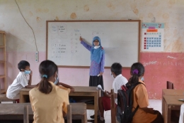 Ilustrasi-- Siti Saudah, guru sedang mengajar di SDN Lawinu Tanarara, Sumba Timur, Nusa Tenggara Timur. (Dok. Kemendikbudristek via Kompas.com)