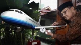 BJ.Habibie dan miniatur Pesawat R80 (sumber : DW.com)