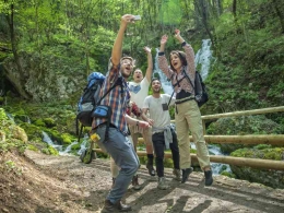 Ilustrasi : Mengelola stress dengan cara pergi hiking bersama teman -teman (sumber foto: Freepik/wirestock)