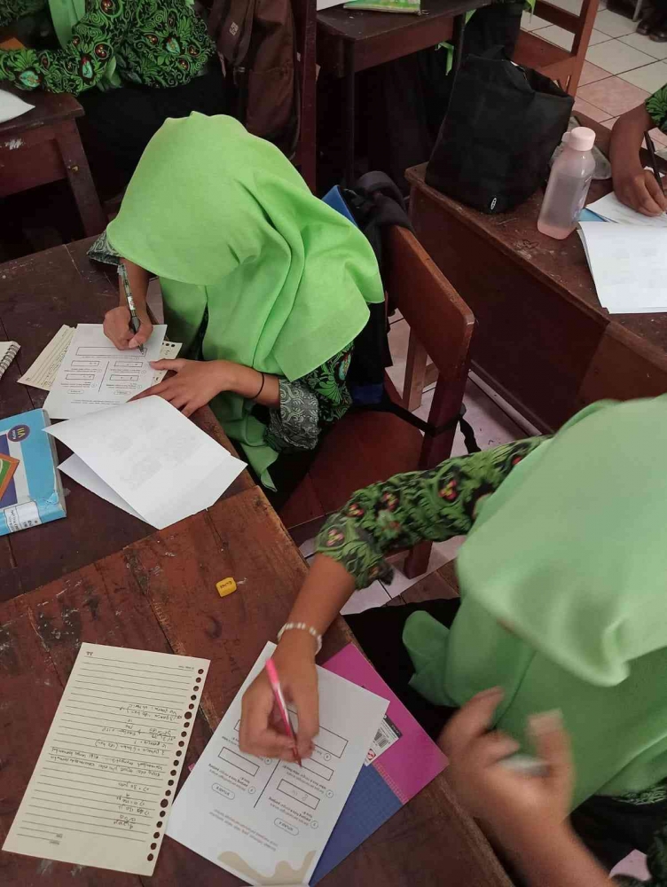 Siswa sedang mencatat, dokumentasi pribadi 