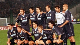 Diego Simeone dan Simone Inzaghi (jongkok kedua dan ketiga dari kiri) semasa membela Lazio. sumber : www.sport.ro