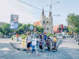 Aku dan rombongan di depan Gereja Paroki Hati Kudus Yesus foto: Instagram @jelajahmalang_