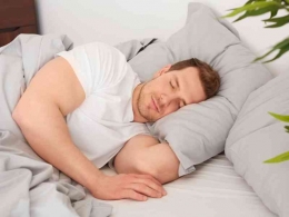 Ilustrasi : Tidur yang cukup membantu proses memperoleh sedikit lemak (sumber foto:Freepik/gpointstudio)