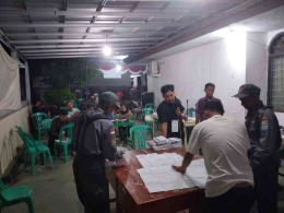 Proses penghitungan suara di TPS 14 disaksikan oleh saksi dan warga setempat/Foto: Lilian Kiki Triwulan