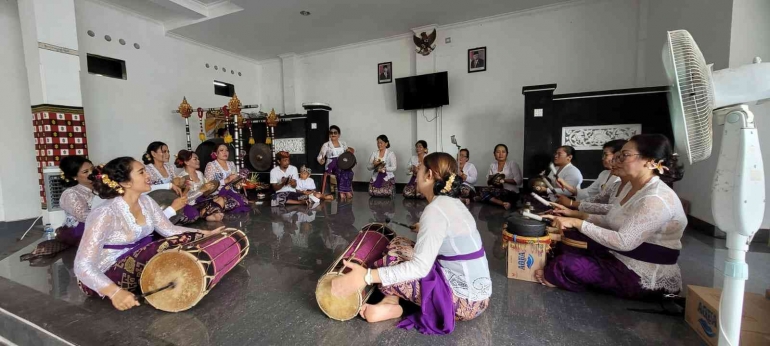 Aktivitas seni budaya pada komunitas di Banjar sebagai wujud sistem kekerabatan Manusia Bali (dok.pribadi)
