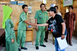 Proses rekrutmen informan lokal dari aparat Desa Tabaroge, Kabupaten Luwu Timur, Sulawesi Selatan (Sumber: Dokumentasi Pribadi)