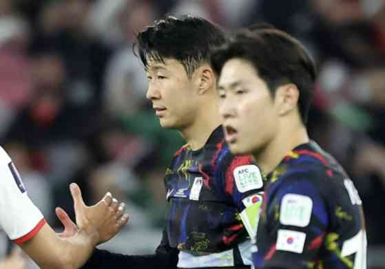 Potret Lee Kang-in (blur) dan Son Heung-min paska kalah di semifinal Piala Asia melawan Yordania (6/2/24). sumber : www.koreajoongangdaily.joins.com
