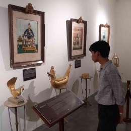 Menyaksikan koleksi di Museum Kereta Keraton Yogyakarta.