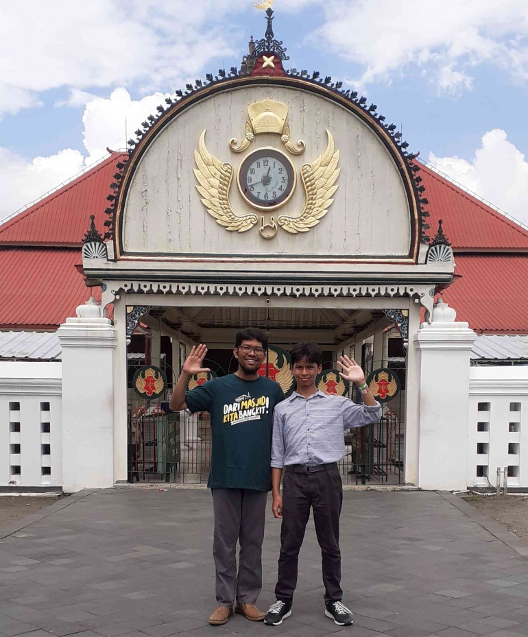 Berpose di depan Masjid Gedhe Kauman Keraton Yogyakarta (Dok. pribadi)