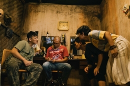 Dari kiri ke kanan, Boris Bokir, Oki Rengga, Benedion, Indra Jegel dalam film Agak Laen (2024). Sumber: IMAJINARI
