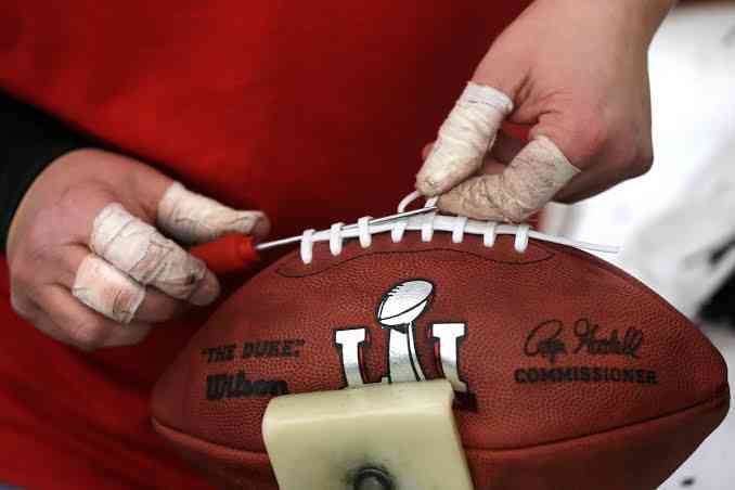 Ilustrasi bola yang di gunakan dalam Super Bowl di buat dengan tangan (Foto : The Washington Post)